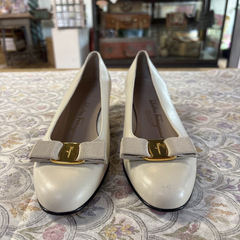 Authentic Salvatore Ferragamo Vara White Leather Bow Pumps Heel Shoes Size 8 1/2 - Picture 2 of 13